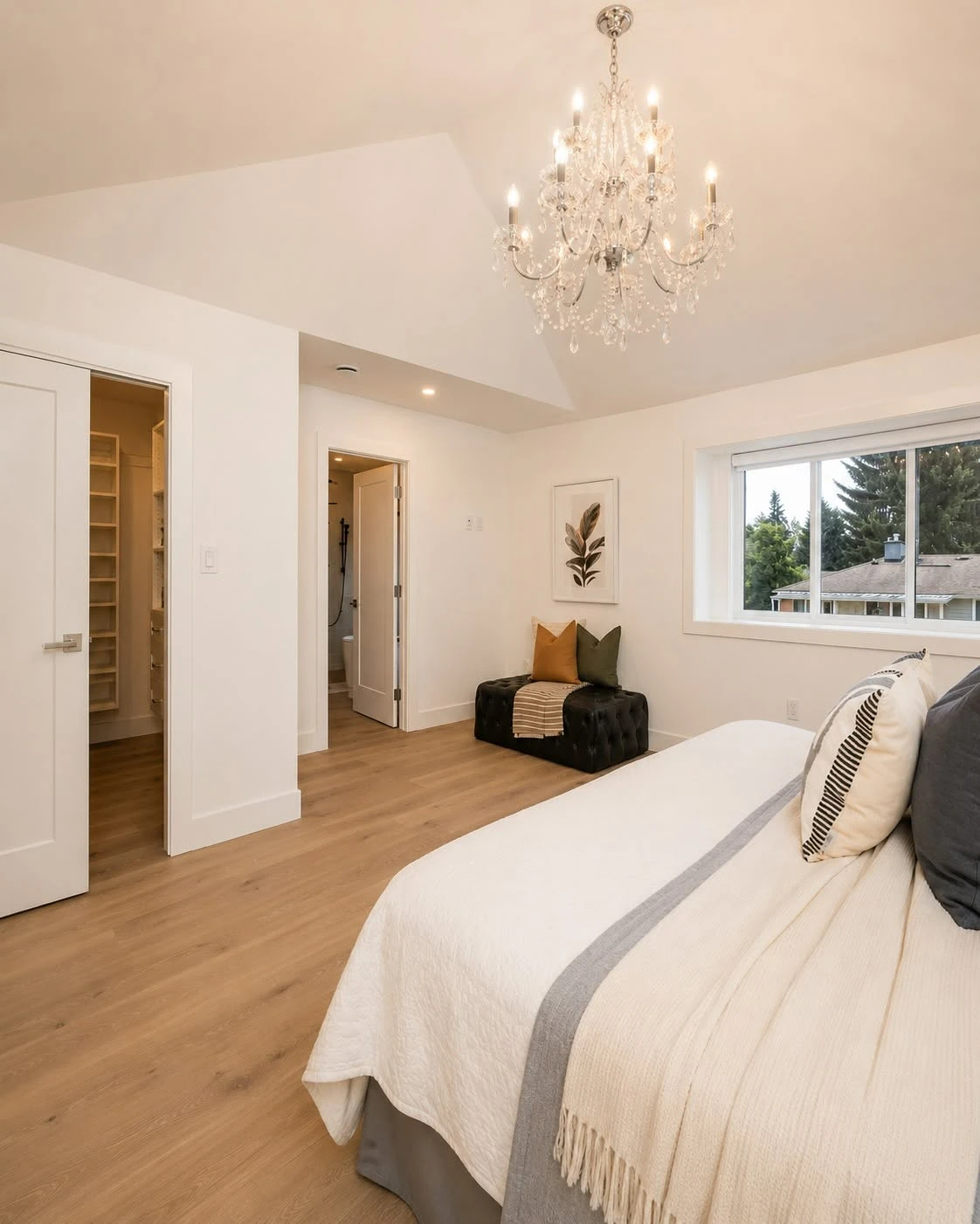 Primary suite · walk-in entry